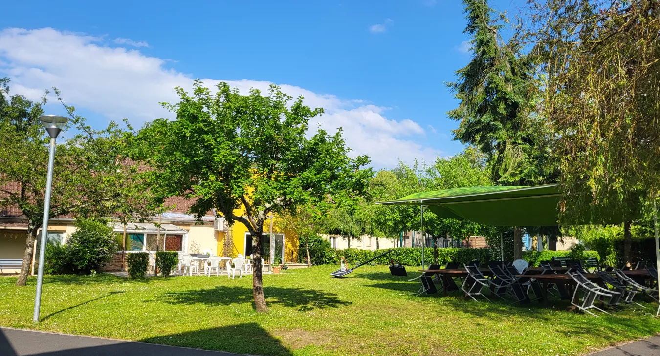 Vue jardin de l'EAM La Garenne du Val